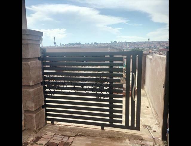 2 BEDROOM HOUSE FOR SALE IN TEMBISA CENTRAL